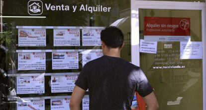 Vista de un escaparate de una inmobiliaria en Madrid.