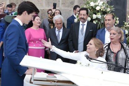 Chiquetete (en el centro) y María Jiménez (a la derecha), en la boda de María Toledo y Esau Fernández, en 2018.