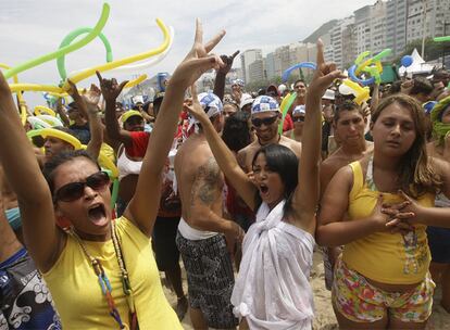 Los habitantes de Río de Janeiro celebran en la playa la elección de su ciudad.