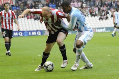 Toquero protege el balón frente a Mtiliga.