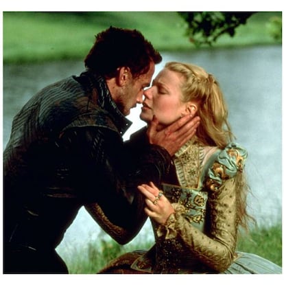 <strong>De qué va</strong>. Un romance ficticio entre un dramaturgo sin suerte llamado William Shakespeare (Joseph Fiennes) y Viola De Lesseps (Gwyneth Paltrow), tan apasionado que inspira una de las obras más influyentes de la historia: 'Romeo y Julieta'. Basado en hechos irreales.
<strong>Por qué nos hace más inteligentes</strong>. Porque ilustra qué es el posmodernismo. Esta corriente artística engloba cualquier obra de arte que utilice elementos de la realidad para deconstruirla y generar un híbrido de verdad ficcionalizada. 'Shakespeare enamorado' explota personajes y circunstancias reales para contar una historia totalmente inventada, y lo hace con el mismo tono, reglas, espíritu y herramientas que tenían los romances escritos por el propio William Shakespeare.