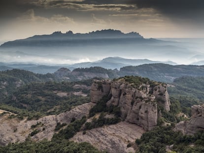 Los senderistas catalanes conocen muy bien este parque natural, con 19 rutas señalizadas que permiten descubrir paisajes donde se alternan cimas prácticamente peladas con frondosas laderas de montaña. La carretera de acceso sube hasta el Coll d’Estenalles, punto de unión entre las dos sierras que dan nombre al parque. Las rutas por este escenario natural suelen iniciarse en Matadepera, que siempre despunta en todos los listados como la localidad catalana con mayor calidad de vida, rodeada de urbanizaciones de lujo. Se encuentra a solo nueve kilómetros de la populosa ciudad de Terrassa, pero a los pies de la espectacular sierra de Sant Llorenç del Munt. A unos cuatro kilómetros del pueblo, se llega al monasterio de Sant Llorenç del Munt, un edificio románico del siglo XI, que constituye una copia casi exacta del cenobio de Sant Cugat del Vallès, pues los proyectaron los mismos monjes. Está sobre la cima de la Mola, que con sus 1.095 metros es el punto más alto de la Serra de l’Obac y el corazón del Parc Natural de Sant Llorenç del Munt i Serra de l’Obac. <br><br> A lo largo y ancho de todo el parque natural hay senderos señalizados que permiten, en excursiones a pie de una o dos horas, descubrir paisajes de una gran belleza. Luego, montaña abajo, se puede hacer un alto en Mura, pequeñísimo y pintoresco pueblo con calles de fuerte pendiente y casas de piedra donde se respira un aire sosegado que parece de una época ya desaparecida. Curiosamente, en la parte más baja del pueblo se encuentra la iglesia de Sant Martí, un bello edificio románico con un tímpano esculpido que representa la Adoración de los Reyes Magos. Y en los alrededores hay otros muchos rincones deliciosos, como la Font de l’Era, fuente rodeada de una zona de pícnic, la Font del Rector, junto al torrente de Estenalles, o el Gorg del Pare, donde en primavera y otoño, cuando el agua es más abundante, se forman pequeños saltos de agua.