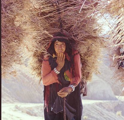 Preciosos tonos en color los que se ven en esta imagen de Pando tomada en Marruecos en 1970. Se trata de una muchacha con carga de leña.