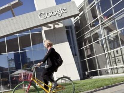 Una mujer pasa en bicicleta con los colores de la empresa delante de la sede de Google en Monuntain View, en Silicon Valley, California (Estados Unidos).