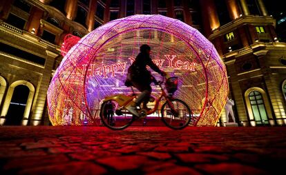Un ciclista pasa por una calle con decoración navideña en Taiwán.