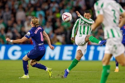 El Chimy Ávila dispara a puerta a te la oposición de Gallagher en el primer tiempo del duelo entre el Betis y el Atlético.