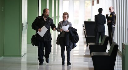 Los abogados de la acusación, David Aineto y Laia Serra, ayer tras las declaraciones en el juzgado.