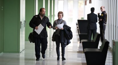 Los abogados de la acusaci&oacute;n, David Aineto y Laia Serra, ayer tras las declaraciones en el juzgado.