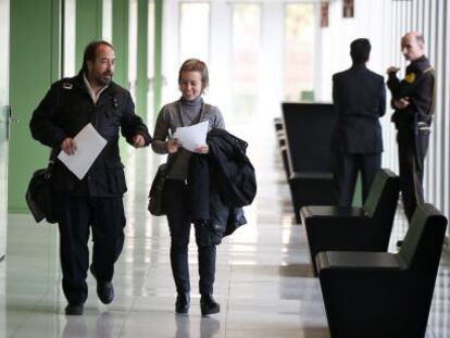 Los abogados de la acusaci&oacute;n, David Aineto y Laia Serra, ayer tras las declaraciones en el juzgado.