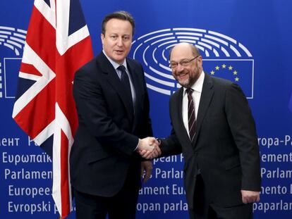 David Cameron (izquierda) y Martin Schulz este martes en el Parlamento Europeo en Bruselas. 