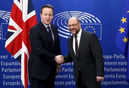 David Cameron (izquierda) y Martin Schulz este martes en el Parlamento Europeo en Bruselas.