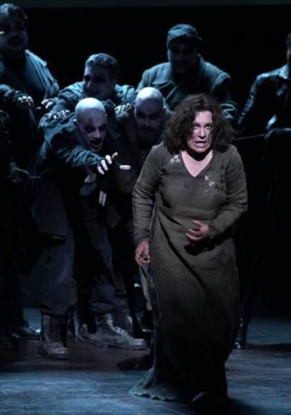 Ekaterina Semenchuk (Azucena), actores y Coro Titular del Teatro Real, en 'Il trovatore'.