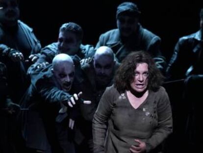 Ekaterina Semenchuk (Azucena), actores y Coro Titular del Teatro Real, en 'Il trovatore'.