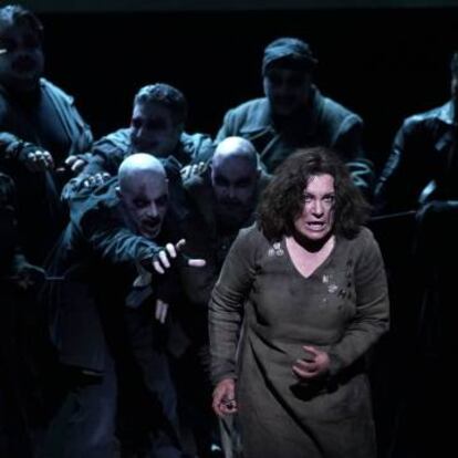 Ekaterina Semenchuk (Azucena), actores y Coro Titular del Teatro Real, en 'Il trovatore'.