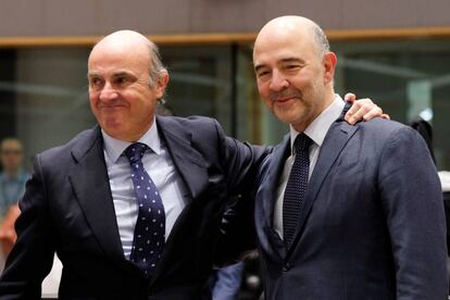 El ministro español de Economía, Luis de Guindos, y el comisario europeo de Economía, el socialista Pierre Moscovici. EFE/ Olivier Hoslet