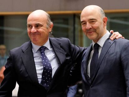 El ministro español de Economía, Luis de Guindos, y el comisario europeo de Economía, el socialista Pierre Moscovici. EFE/ Olivier Hoslet