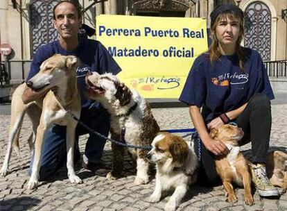 Nacho Paunero posa junto a una activista durante la protesta en la plaza de San Antonio en Cádiz.