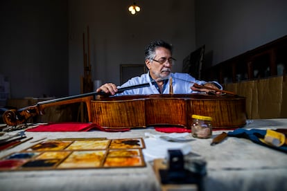Lleva 10 años trabajando en el mantenimiento de los Stradivarius del Palacio Real.
