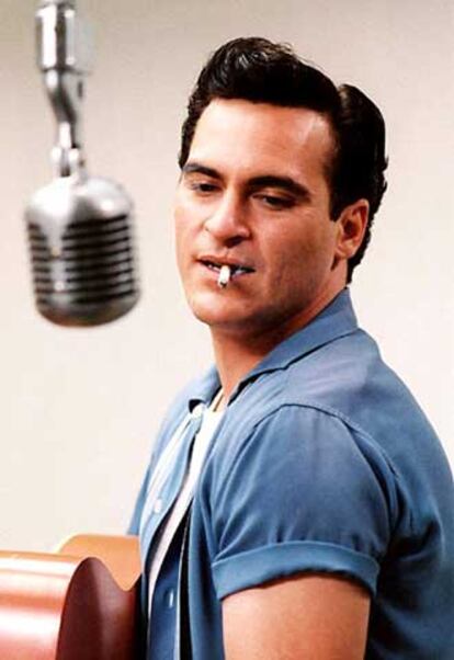 Joaquin Phoenix, como Johnny Cash en <i>En la cuerda floja.</i>