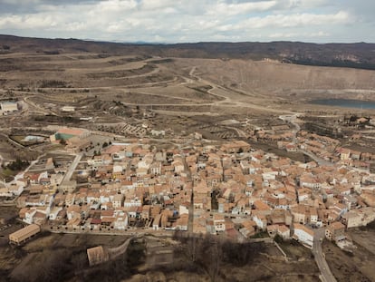 El pueblo de Estercuel y el cráter de su antigua mina a cielo abierto de carbón.