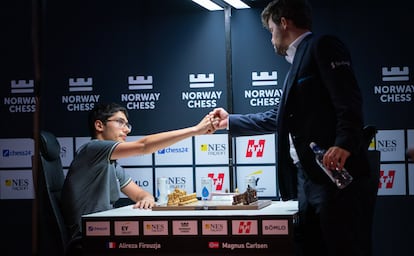 Firouzja y Carlsen se saludan al inicio de su partida del pasado septiembre, en Stavanger (Noruega).