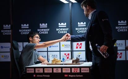 Firouzja y Carlsen se saludan al inicio de su partida de hoy en Stavanger