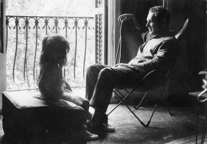 Antonio Bonet en la silla BKF junto a su hija Victoria (Barcelona, 1961). |