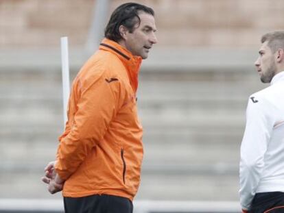 Pizzi charla con Fede Cartabia durante el entrenamiento.