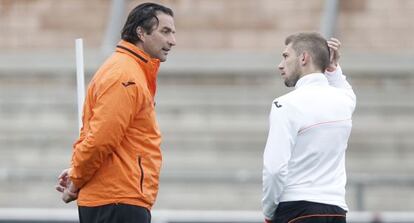 Pizzi charla con Fede Cartabia durante el entrenamiento.