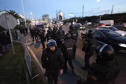 Al menos quince furgones de la polica antidisturbios y una treintena de agentes de la Polica Nacional vigilan los alrededores del barrio coru?s de Elvi?a.