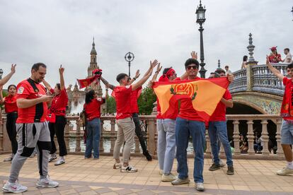 Aficionados del Real Club Deportivo Mallorca, en la plaza de España de Sevilla, este sábado.