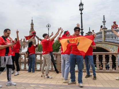 Aficionados del Real Club Deportivo Mallorca, en la plaza de España de Sevilla, este sábado.