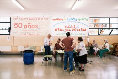 Mesa electora en un colegio del Polígono Sur de Sevilla.