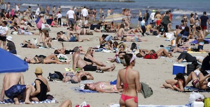 Turistas en la playa del Postiguet (Alicante) el pasado Viernes Santo. 