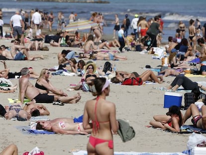 Turistas en la playa del Postiguet (Alicante) el pasado Viernes Santo. 