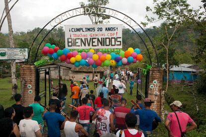 A la celebración de los 20 años de vida de la Comunidad de Paz de San José de Apartadó acudieron decenas de representantes de instituciones, ONG y alcaldías europeas en apoyo y solidaridad.