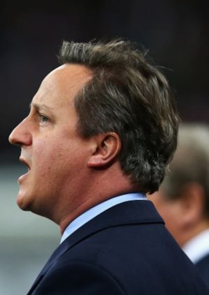 El primer ministro inglés, David Cameron, canta el himno durante el amistoso de Wembley
