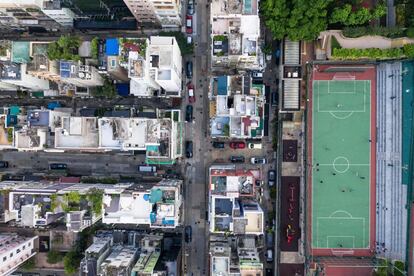 Campo de futebol, à direita, ao lado de uma área residencial de Hong Kong, em 30 de outubro de 2018.