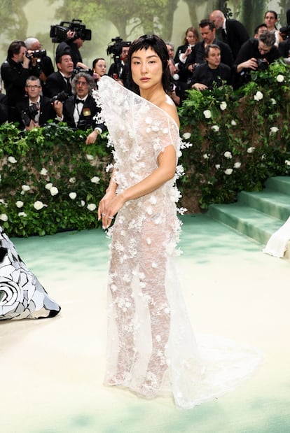 La protagonista de 'Past lives', Greta Lee, con un original vestido transparente adornado con flores de Loewe.