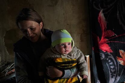Olga, junto a su hijo Eugeni, nacido entre bombardeos en Járkov el 4 de marzo, en la antigua fábrica donde viven.