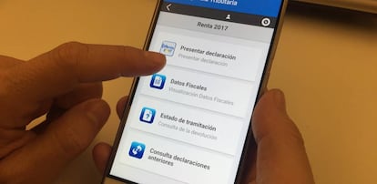 Un usuario utiliza la app de Hacienda