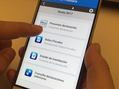 Un usuario utiliza la app de Hacienda