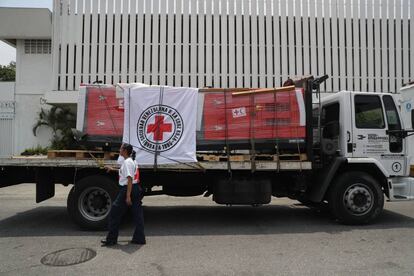 El primer cargamento de ayudas de Cruz Roja, que incluye generadores eléctricos para hospitales, llega a Caracas este martes. 