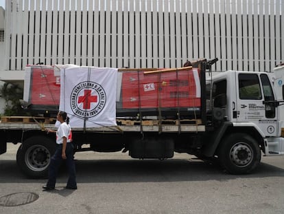 El primer cargamento de ayudas de Cruz Roja, que incluye generadores eléctricos para hospitales, llega a Caracas este martes. 