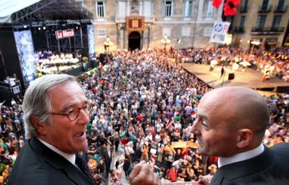 El alcalde Xavier Trias, a la izquierda, con el científico Lluís Torner, pregonero de las Fiestas de la Mercè, ayer en el balcón del Consistorio.