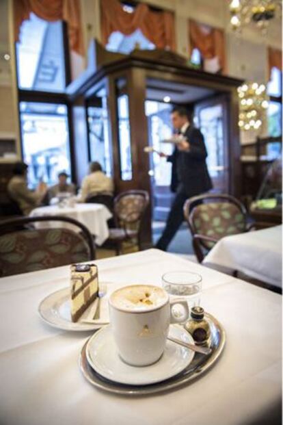 Una mesa en el café Mozart, en la vienesa Albertinaplatz.