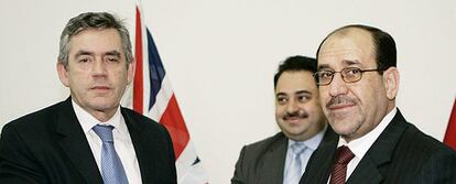 El primer ministro británico Gordon Brown (i) da la mano a su homólogo iraquí Nuri al Maliki
