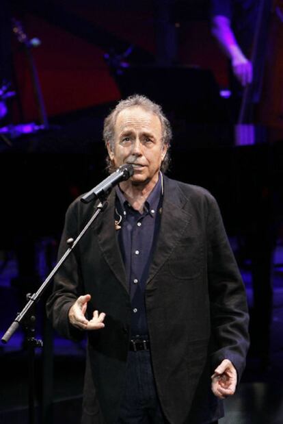 Joan Manuel Serrat, anoche en el Teatre Grec.