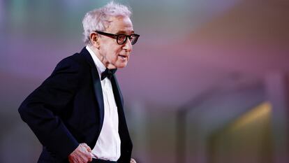 Woody Allen, el 4 de septiembre, en la alfombra roja antes de la proyección de gala de 'Coup de chance', en el festival de Venecia. 
