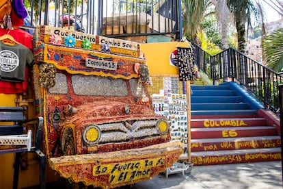 Silla tradicional que representa una chiva típica en la Comuna 13 de Medellín, Colombia.